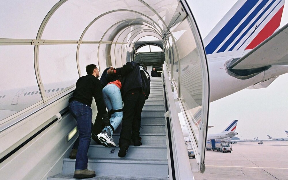  كان ضابطا في المخابرات الجزائرية.. فرنسا تقدم للمغرب منجما من المعلومات بتسليم متورط في تفجيرات 1994 بمراكش 