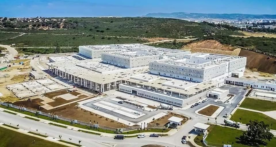  مستشفى جامعي مغلق وسيارات أجرة ممنوعة وتقسيم ترابي شاذ.. طلبة كلية الطب في طنجة يعيشون وضعا غريبا 