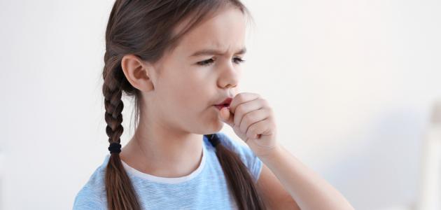  ينتقل عبر الرذاذ.. أعراض السعال الديكي لدى الأطفال 