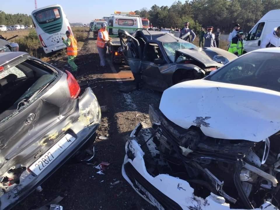 بسبب الضباب وانعدام الرؤية.. تصادم ما يزيد عن 25 سيارة في الطريق السيّار بين الرباط والقنيطرة (صور)