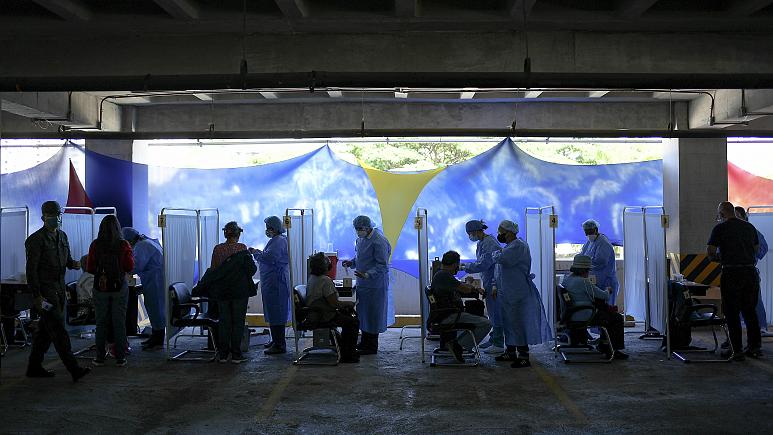 بَعد وفاة العديد من المشاهير الملقحين ضد"كوفيد19".. بَدأ يُطرح السؤال: هل التلقيح غير فعّال؟