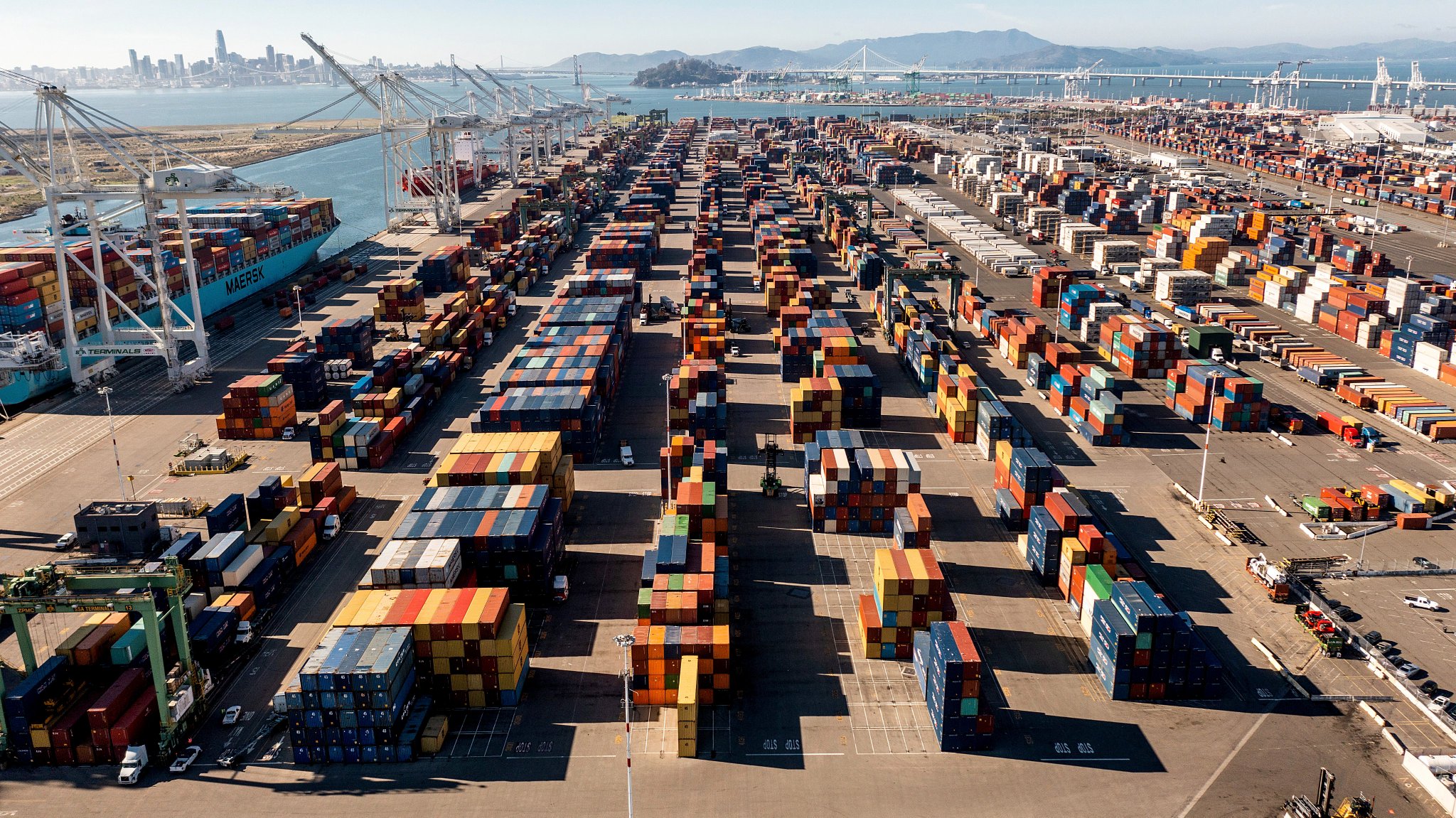 تجارة السلع العالمية تتباطأ بعد انتعاش حاد