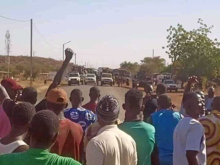 متظاهرون يحاصرون قافلة للجيش الفرنسي في بوركينا فاسو مطالبين بمغادرة فرنسا لدول إفريقيا