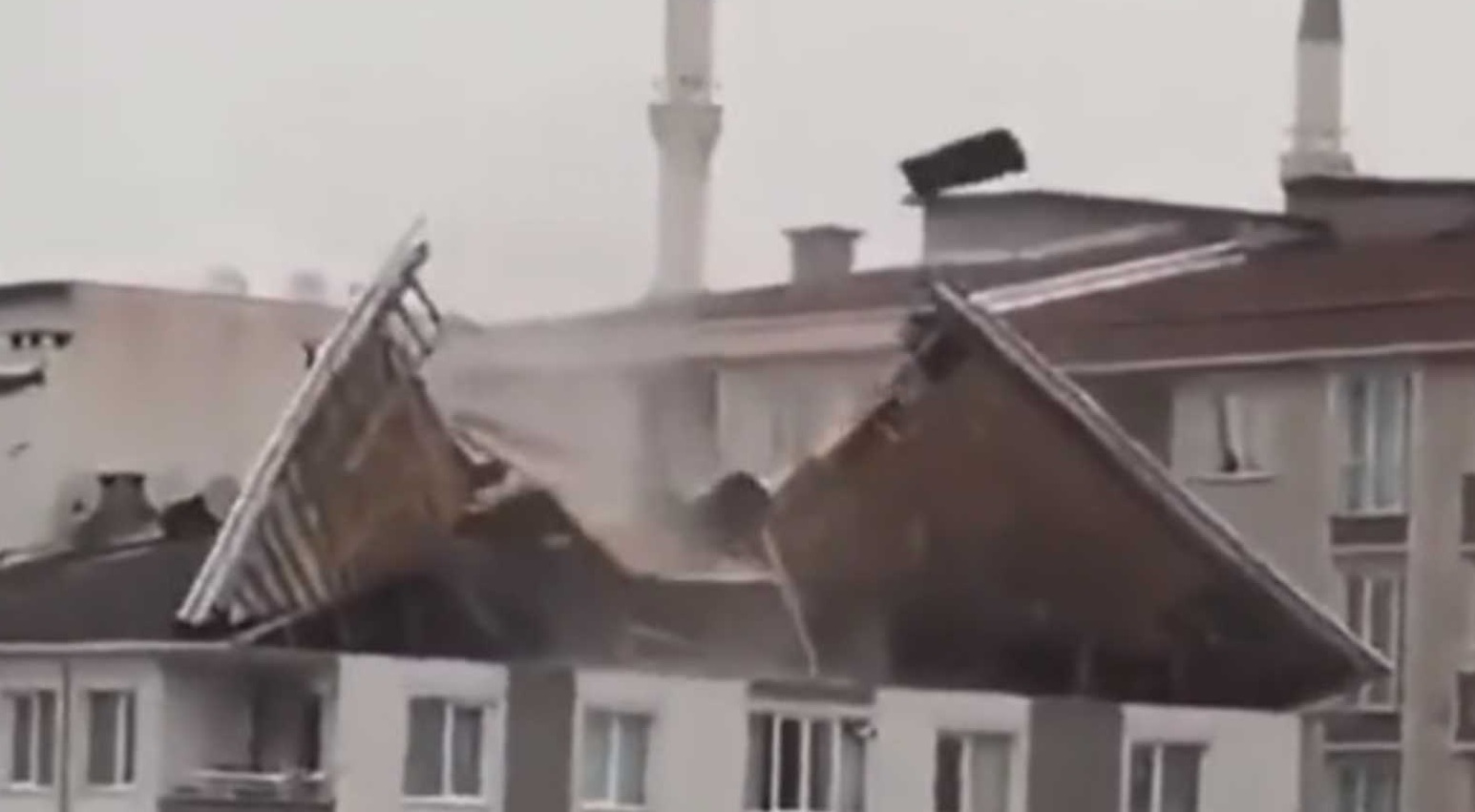 إسطنبول.. مصرع 4 أشخاص وإصابة 20 آخرين وخسائر مادية فادحة جراء سوء الأحوال الجوية