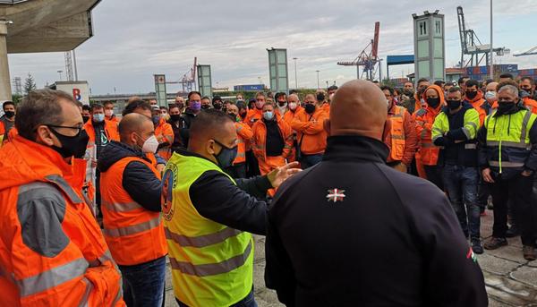 بعد أن اشتدت المنافسة مع ميناء طنجة المتوسطي.. عمال ميناء الجزيرة الخضراء يستعدون لبدء إضراب مفتوح