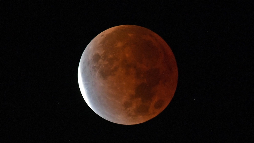 الأرض تشهد أطول خسوف "شبه كلي" للقمر منذ 580 سنة