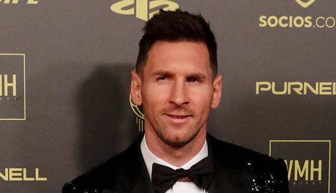 ميسي يتوج بالكرة الذهبية للمرة السابعة