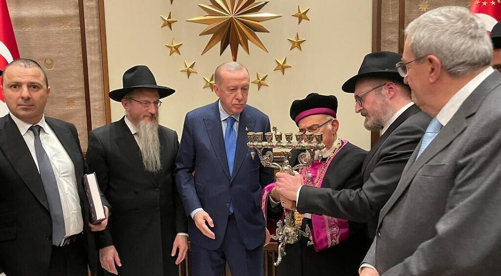  حضره يهود مغاربة.. أردوغان يُقل حاخامات إلى قصره بطائرة رئاسية لإخبارهم برغبته في بناء علاقات جيدة مع إسرائيل 