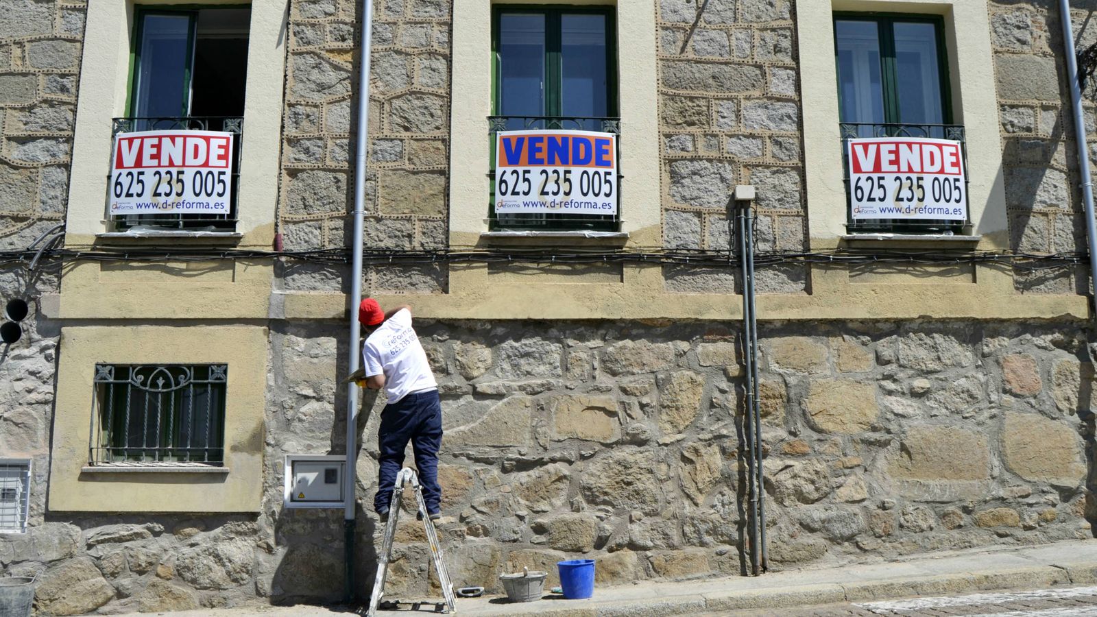  بسبب "الحصار الاقتصادي" المغربي.. المئات من سكان سبتة ومليلية يعرضون منازلهم للبيع ويغادرون المدينتين 