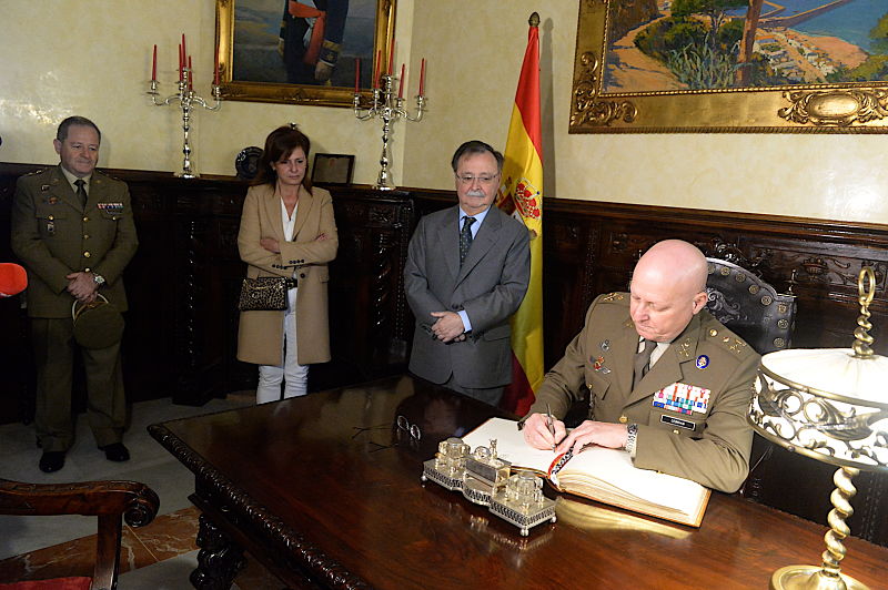 رئيس حكومة سبتة يطالب بحضور عسكري أقوى لإسبانيا في المدينة ويسعى إلى "علاقات جيدة" مع المغرب