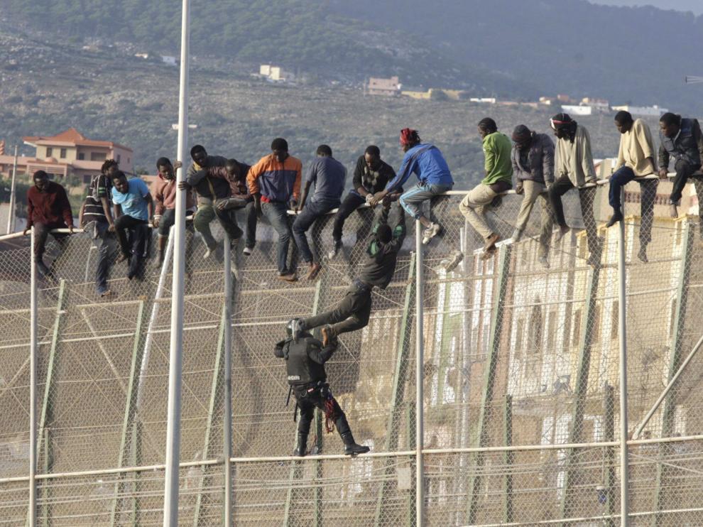 وسط صمت الرباط.. "فوكس" الإسباني يقول إن شرطيا مغربيا "قُتل" خلال الهجوم على سياج مليلية ويدعو لمواجهة المهاجرين بالعنف