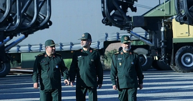 إيران تتعهد برد "ساحق" على أي هجوم إسرائيلي