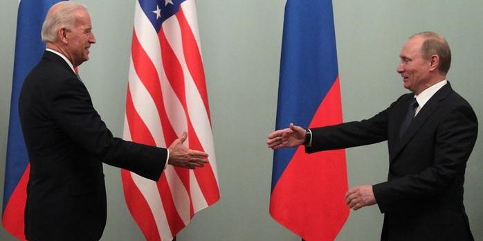 بايدن يحذر بوتين من عقوبات صارمة