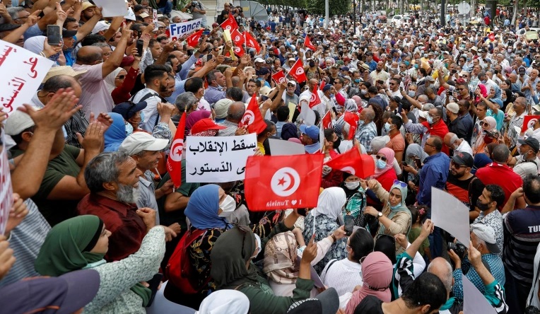 تونس.. تظاهرات رافضة لقرارات سعيد ووقفة مؤيدة لها