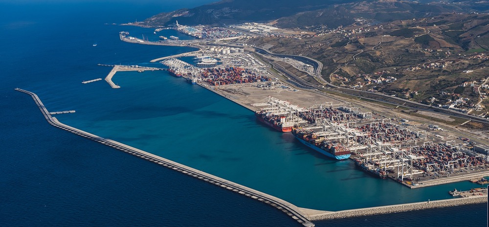  الفارق بينهما اتسع إلى 2,37 مليون حاوية.. ميناء الجزيرة الخضراء الإسباني يتوقع خسارة منافسته مع ميناء طنجة المتوسط 