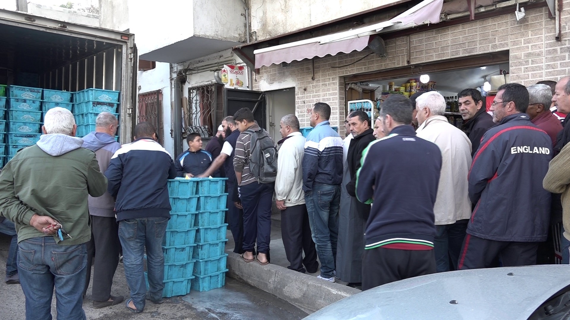 الداخلية الجزائرية تُفسر أزمة المواد الغذائية التي يعاني منها المواطنون بـ"تهريب" 30 في المائة منها إلى "جارة شرقية"