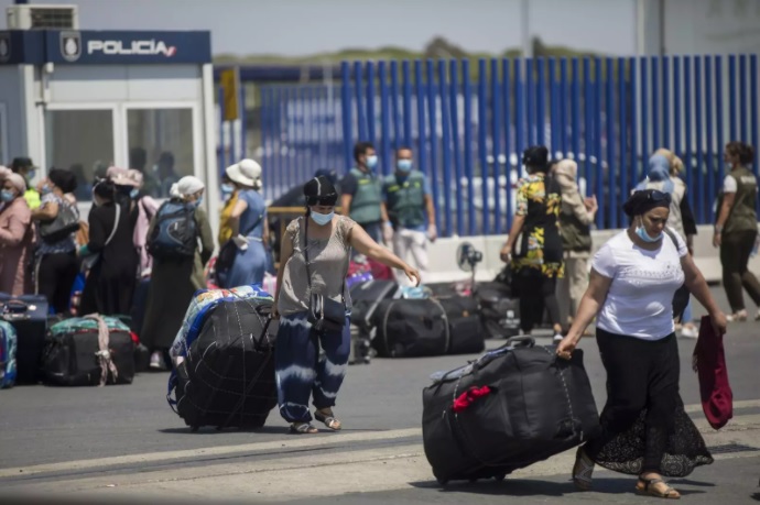  فتح الحدود البحرية بين المغرب وإسبانيا بشكل استثنائي لتنقل "عاملات الفراولة" 