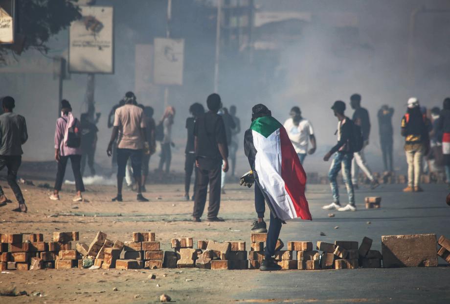  الأمن يحاول منع متظاهرين متجهين للقصر الرئاسي بالخرطوم 