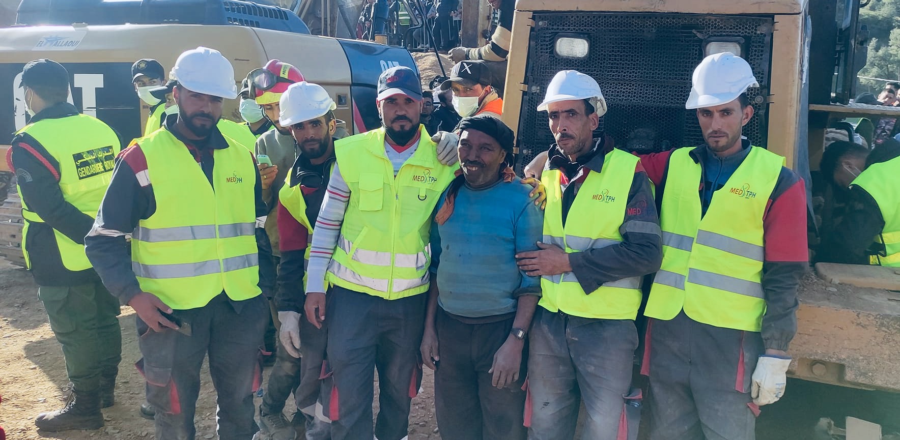  "العم علي الصحراوي".. أنامل رجل خمسيني قادت أعقد مراحل إنقاذ الطفل ريان 