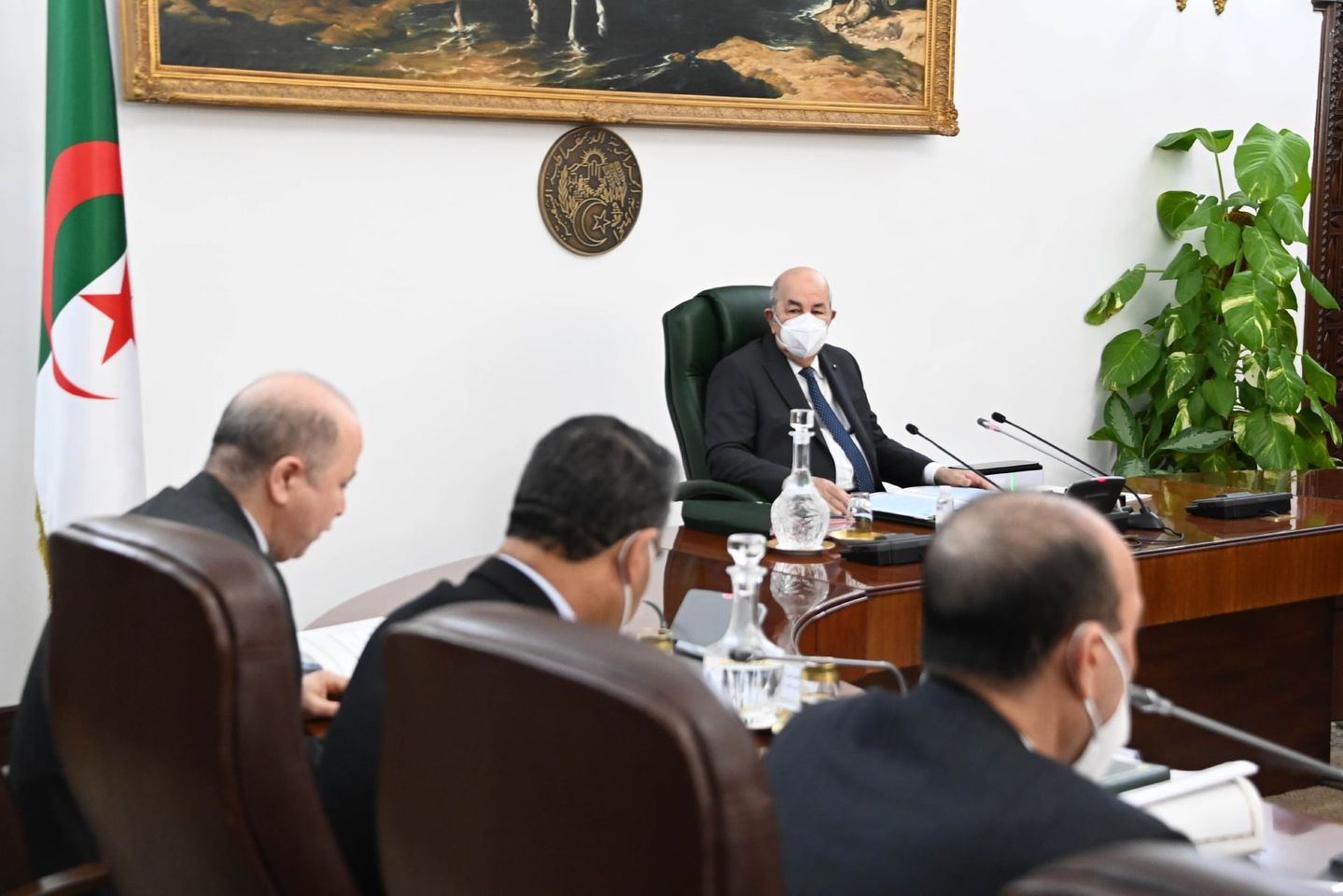 تبون يتراجع عن نصوص في قانون المالية لمواجهة أزمة الأسواق الجزائرية ويحمل المسؤولية للأسعار الدولية والتهريب