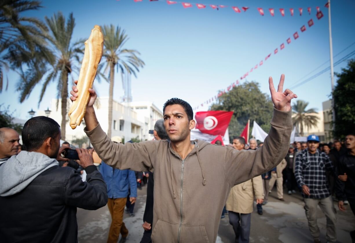  مع حكم قيس سعيد الاستبدادي..تونس تواجه شبح الإفلاس ومصاعب اقتصادية تهدد بفوضى اجتماعية وسياسية 