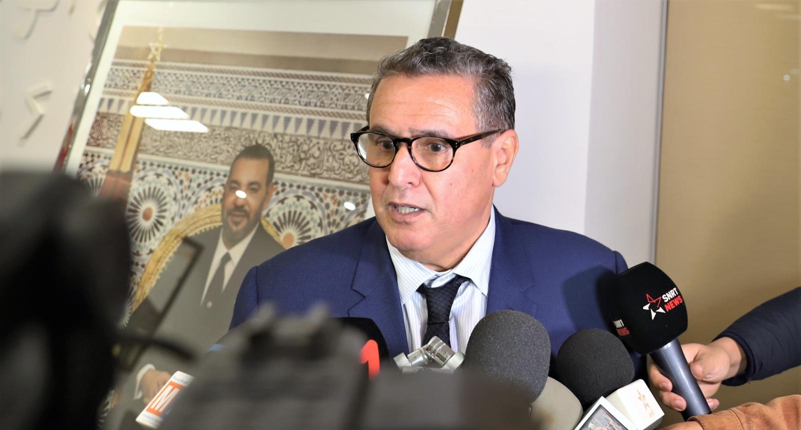  أخنوش يرفع الراية البيضاء أمام أزمة الأسعار.. رحلة قصيرة من "تستاهلوا أحسن" إلى "الغالب الله" 