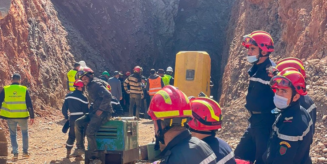 سيارة إسعاف وأطباء ينتظرون إخراج الطفل ريان.. والعملية تصل إلى مرحلتها النهائية