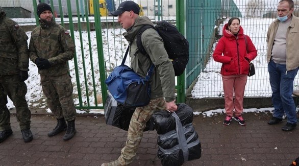 أوكران يعودون إلى بلادهم لمقاتلة روسيا