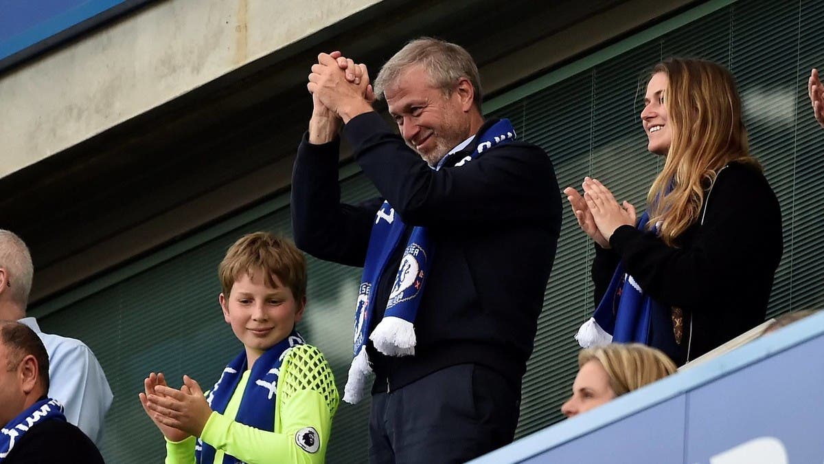  بعد تجميد بريطانيا لأصول مالكه الروسي.. تعليق بيع نادي تشلسي 