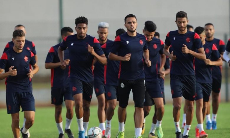 الركراكي يضع آخر اللمسات على تحضيرات الوداد قبل السفر الأربعاء إلى القاهرة لمواجهة الزمالك