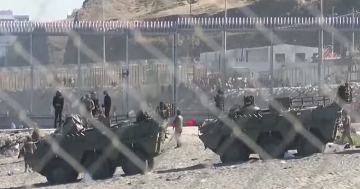 وزير الداخلية الإسباني يرفض دعوات إرسال الجيش إلى حدود مليلية ويشيد بالتعاون المغربي