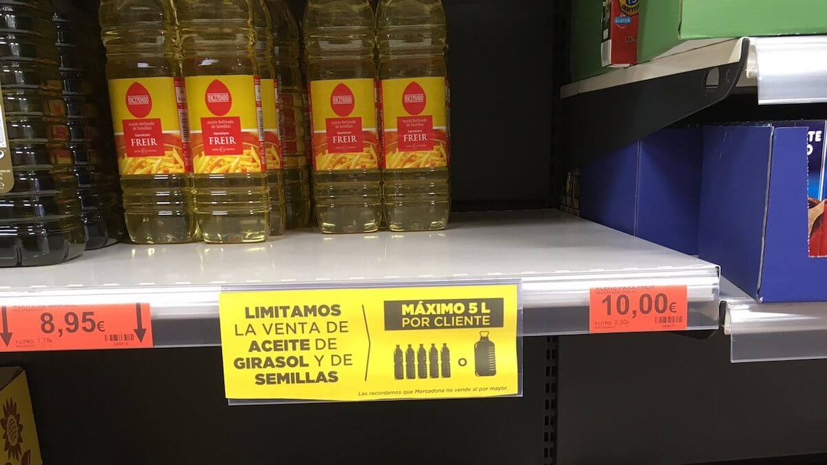  إسبانيا تضطر لتحديد كميات زيت المائدة لكل مشترٍ بسبب الهلع من نفاذها بعد الحرب الروسية على أوكرانيا 