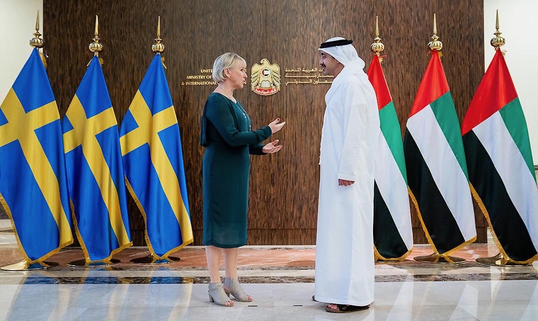 الإمارات تستدعي سفير السويد بأبوظبي احتجاجا على إحراق متطرفين في السويد نسخا من القرآن الكريم