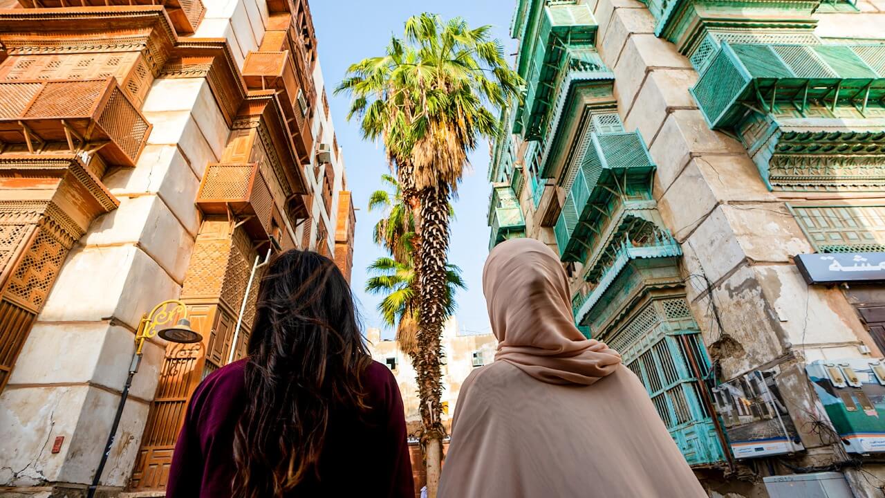 السعودية تتيح لحاملي تأشيرتها السياحية أداء مناسك العمرة