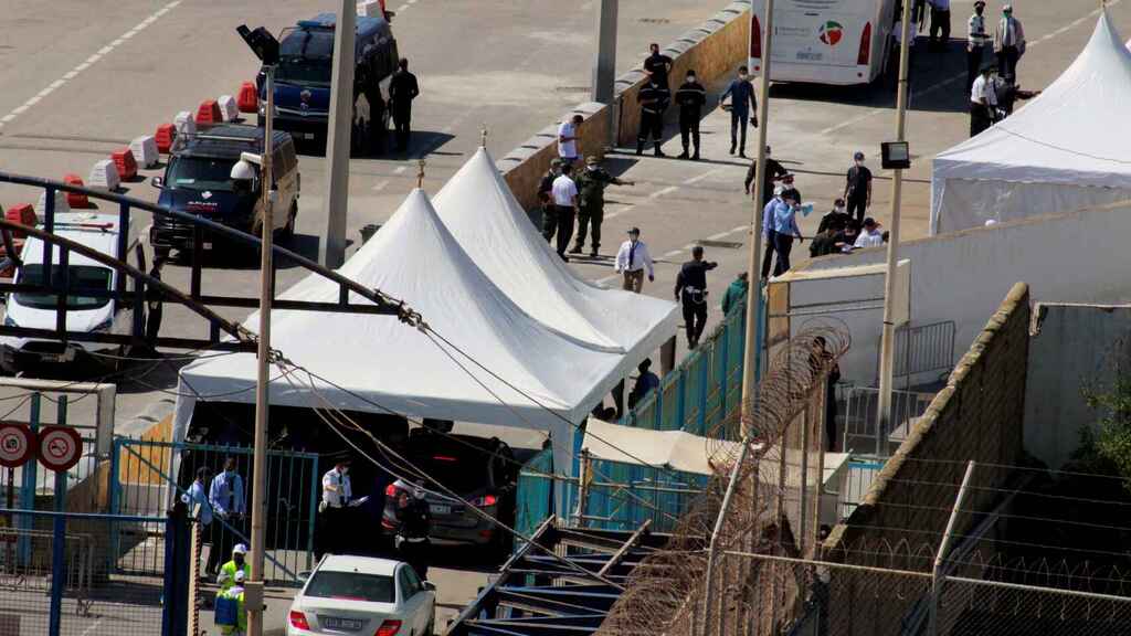  بسبب الشائعات.. احتجاجات واعتصامات على جانبي معبر مليلية للمطالبة بفتح الحدود البرية فورا 