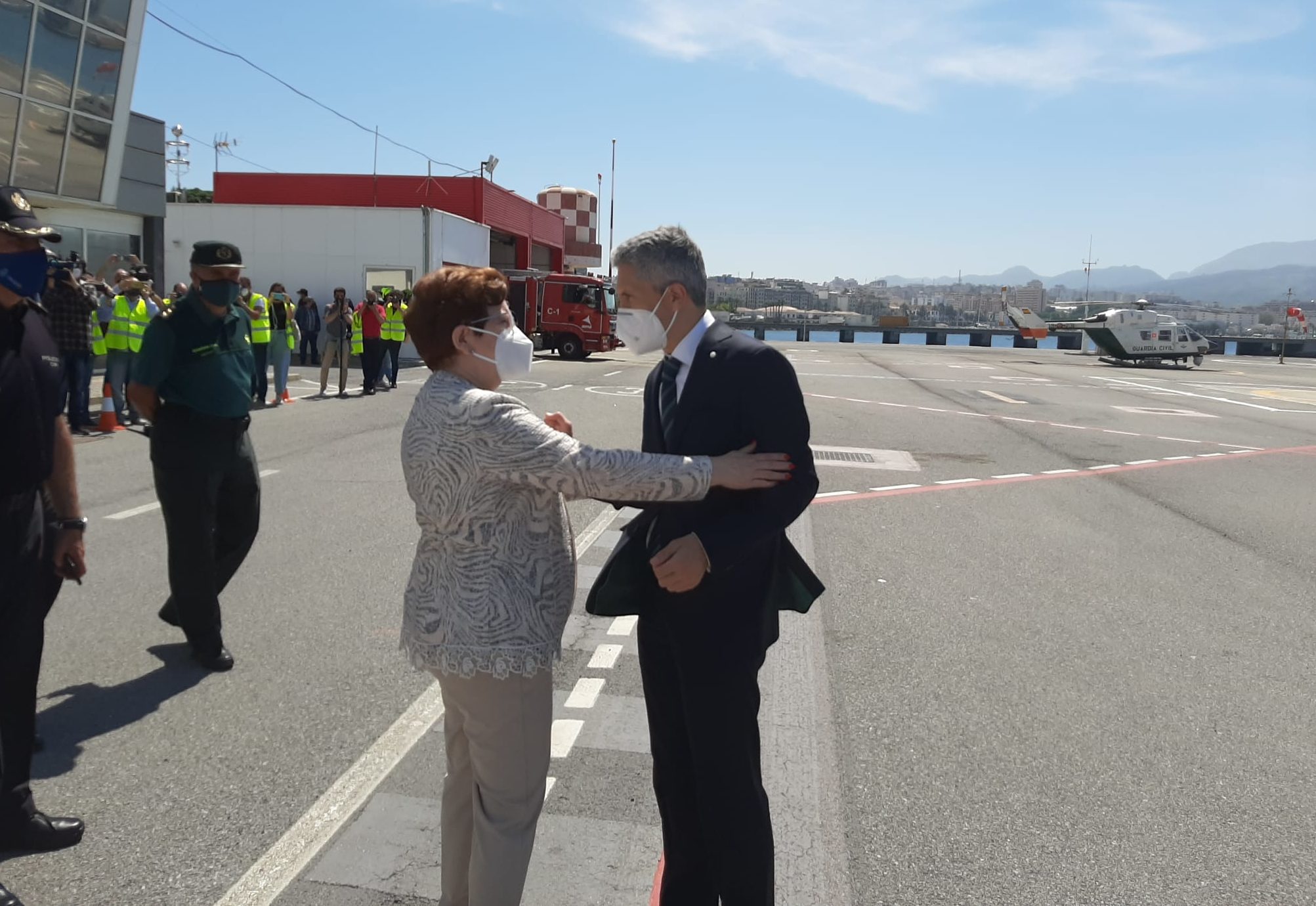 وزير الداخلية الإسباني يأمل فتح معبري سبتة ومليلية قريبا.. وهذه أسباب التأخر