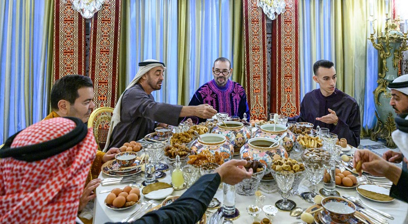 الملك محمد السادس يستقبل ولي عهد أبو ظبي ويقيم مأدبة إفطار على شرفه