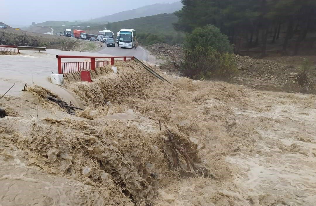  الأمطار تقطع الطريق الوطنية رقم 2 بين تطوان وشفشاون 