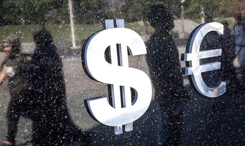  الأورو يسجل أدنى مستوى مقابل الدولار منذ 2002 