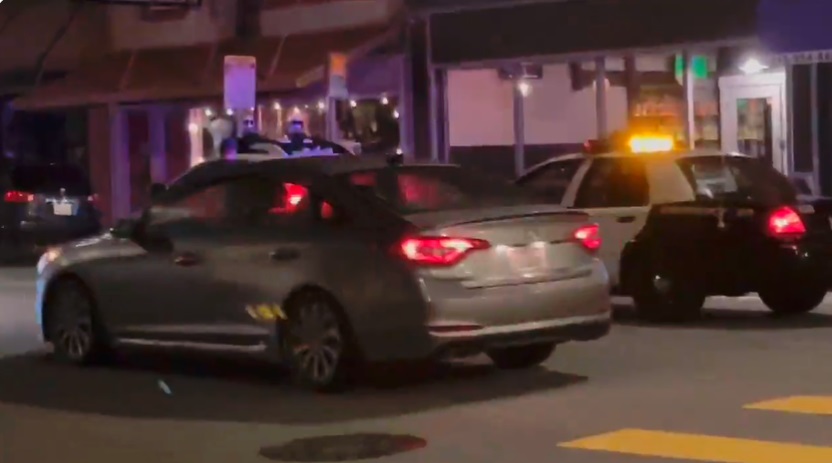  وسط ضحكات المارة.. شرطي في يوقف سيارة بلا سائق 