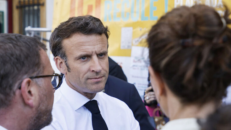 ماكرون يتعرض للرشق بالطماطم في سوق قرب باريس