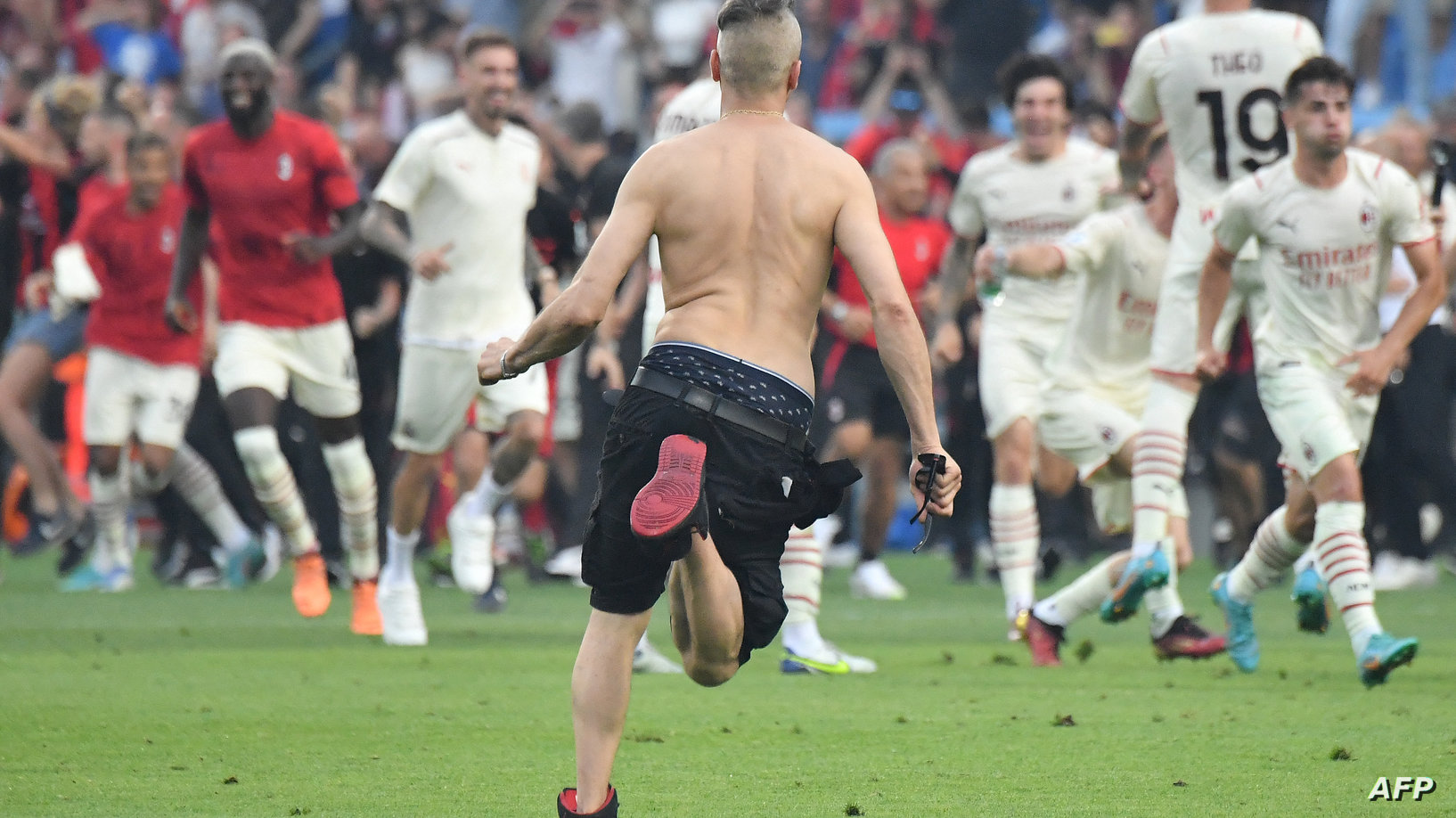 بعد 11 عاما.. ميلان يتوج بالدوري الإيطالي