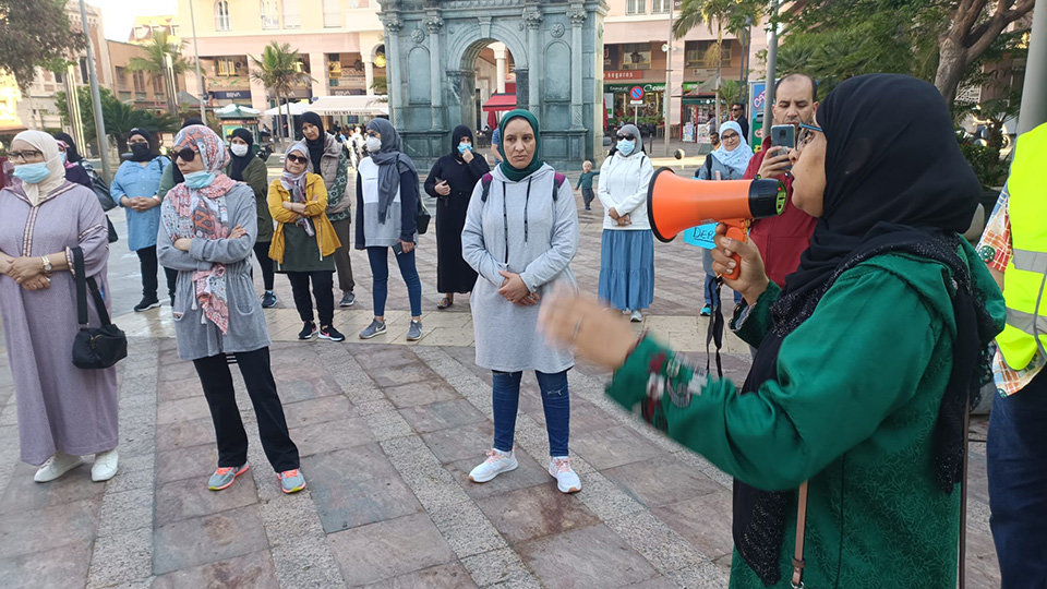 لتأكيد نهايته.. السلطات المغربية تسمح للعاملات في التهريب المعيشي بدخول سبتة ثم تُخَيِّرهن بين تعشير السلع أو حجزها