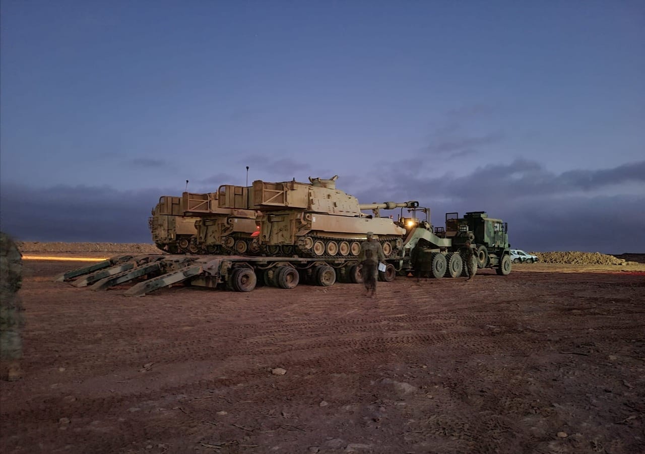 هل يستعد لتوجيه ضربات حاسمة ضد "البوليساريو"؟.. فيديو يُظهر نقل المغرب لمعدات عسكرية ثقيلة إلى الصحراء