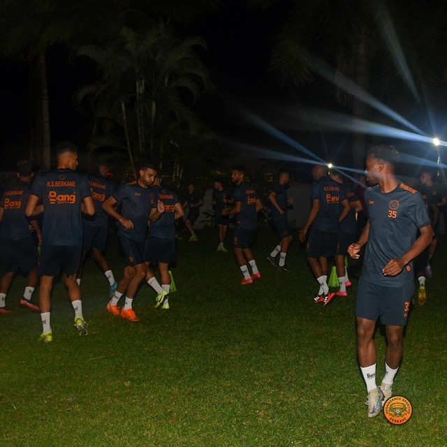 الرطوبة والحشرات "خصوم" نهضة بركان في نيجيريا قبل نهائي الكونفدرالية