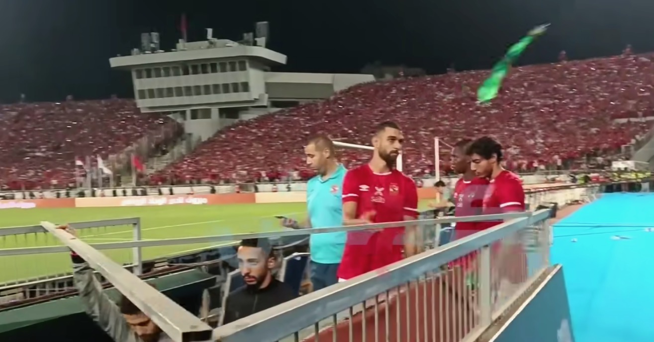  لاعب الأهلي المصري عمرو السولية يرمي ميداليته الفضية بعد هزيمة فريقه أمام الوداد 