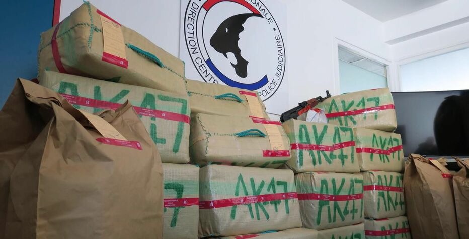 أطنان من المخدرات المغربية تتخطى ثلاث دول وتصل إلى باريس عبر إسبانيا والشرطة الفرنسية تبحث عن زعماء الشبكة