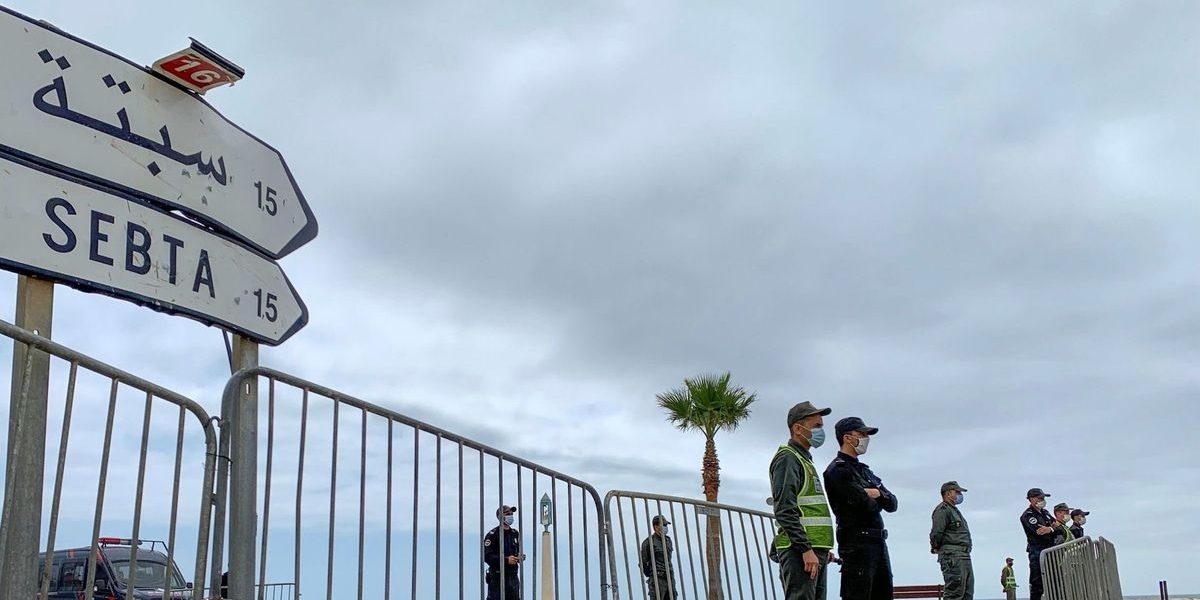 لأنه يعتبر المدينتين أراضٍ محتلة.. المغرب لا يريد السماح بنقل البضائع عبر معبَري سبتة ومليلية رغم إلحاح الإسبان