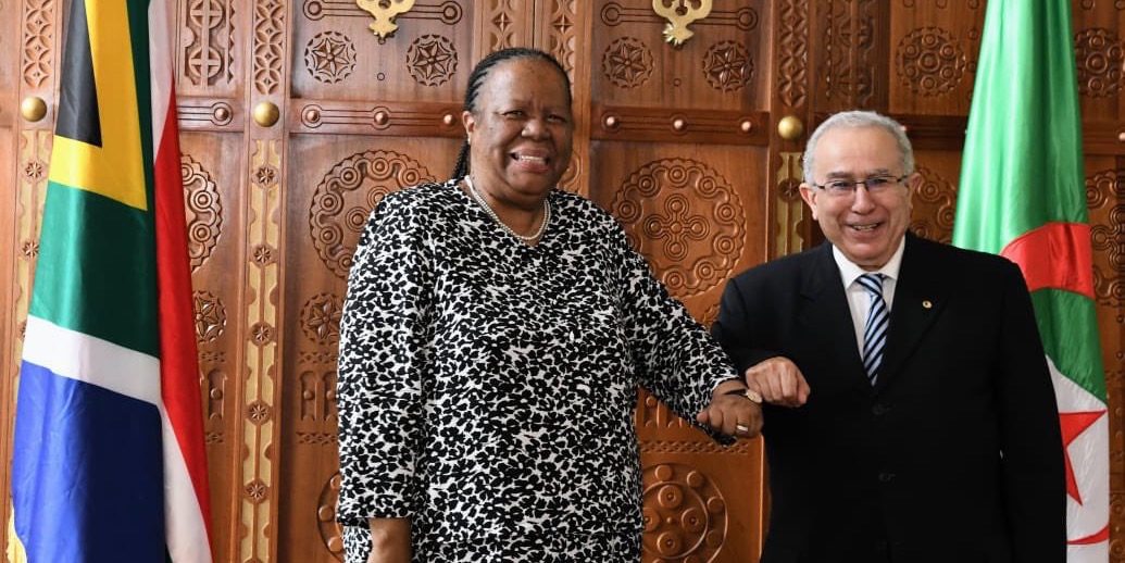 جنوب إفريقيا تبدأ حربًا دبلوماسية على المغرب.. دعت إلى ممارسة "أقصى قدر من الضغط" عليه لتنظيم الاستفتاء في الصحراء