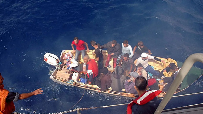 مصدر عسكري: اعتراض قارب يقل 76 مرشحا للهجرة غير الشرعية بالداخلة